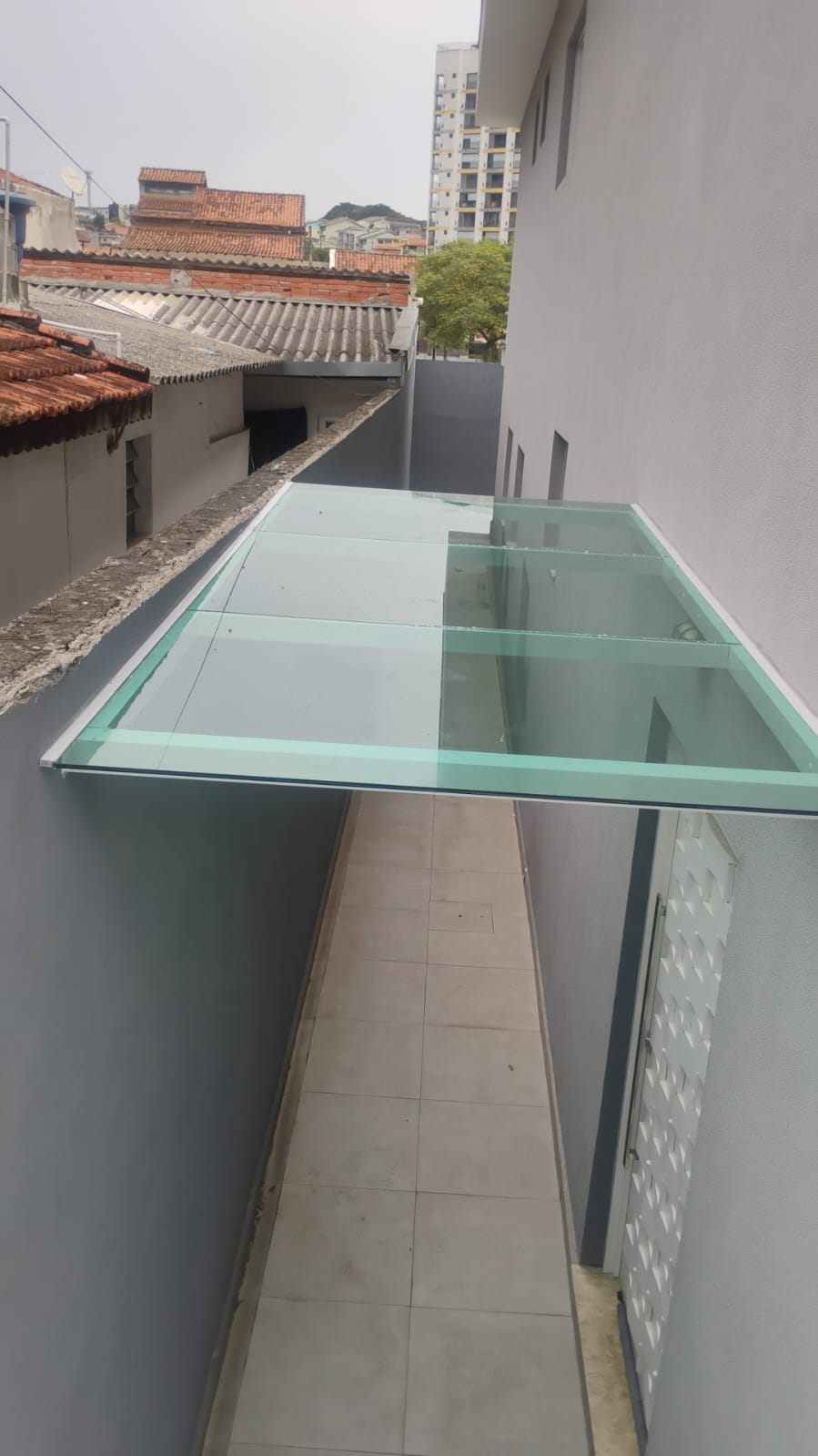 Box banheiro cinza com nicho