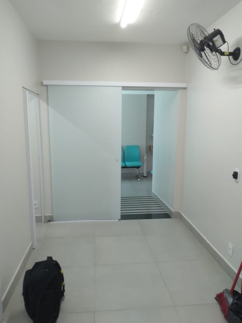 Fachada comercial aluminio preto